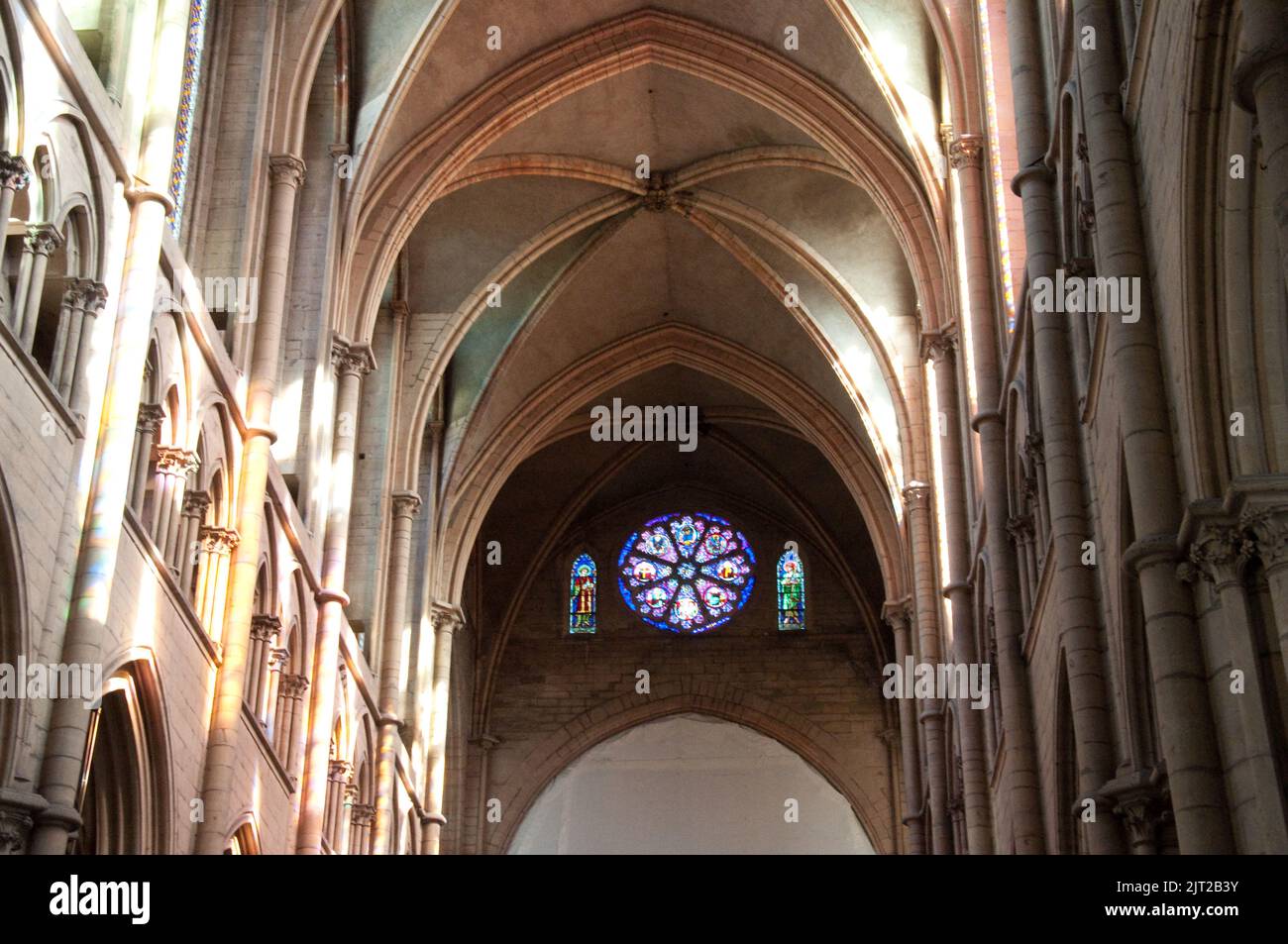 Kirchenschiff, Apsis und Decke, Kathedrale St. Johannes des Täufers (Primatial), Lyon, Rhone, Rhone-Alpes, Frankreich. Der Bischof von Lyon ist auch der Primas der Stockfoto