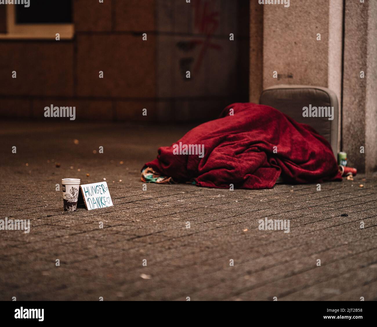 Ein urbanes Leben in der Stadt mit Obdachlosen, die auf der Straße schlafen Stockfoto