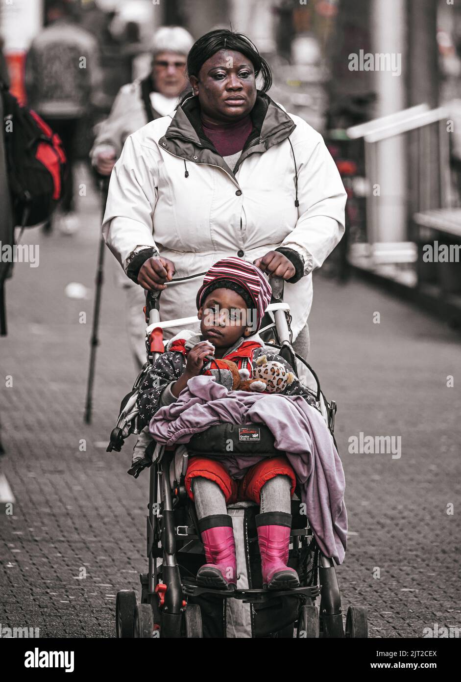 Ein urbanes Leben in der Stadt mit einer Frau und ihrem Kind auf der Straße Stockfoto