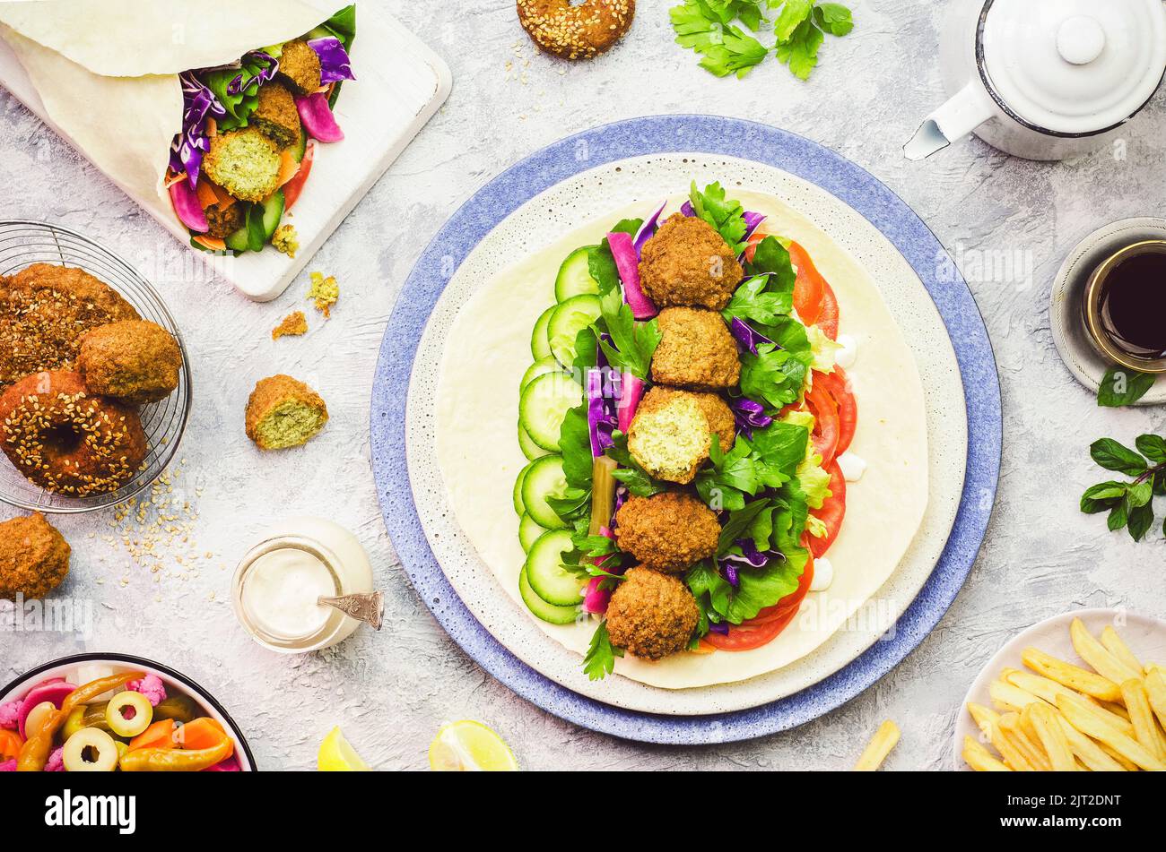 Arabische Küche; Nahost-traditionelles Falafel-Wrap. Köstliche Falafel und frisches Gemüse bereit, um in Pita Brot Rollen. Stockfoto