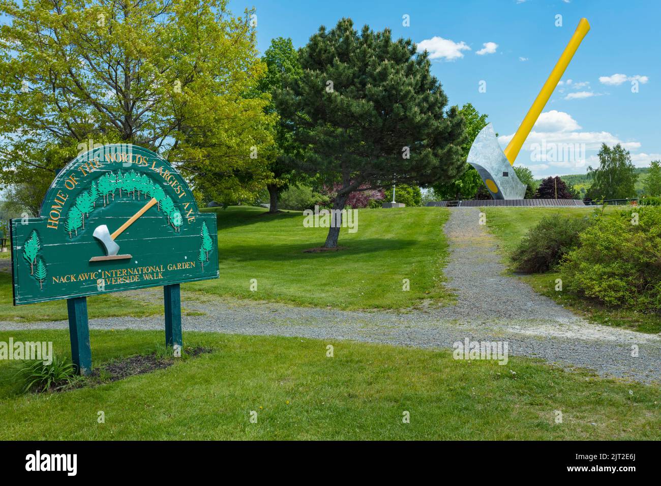 Die weltweit größte Axt, die die Bedeutung der Forstwirtschaft symbolisiert, im Nackawic International Garden, New Brunswick, Kanada. Stockfoto