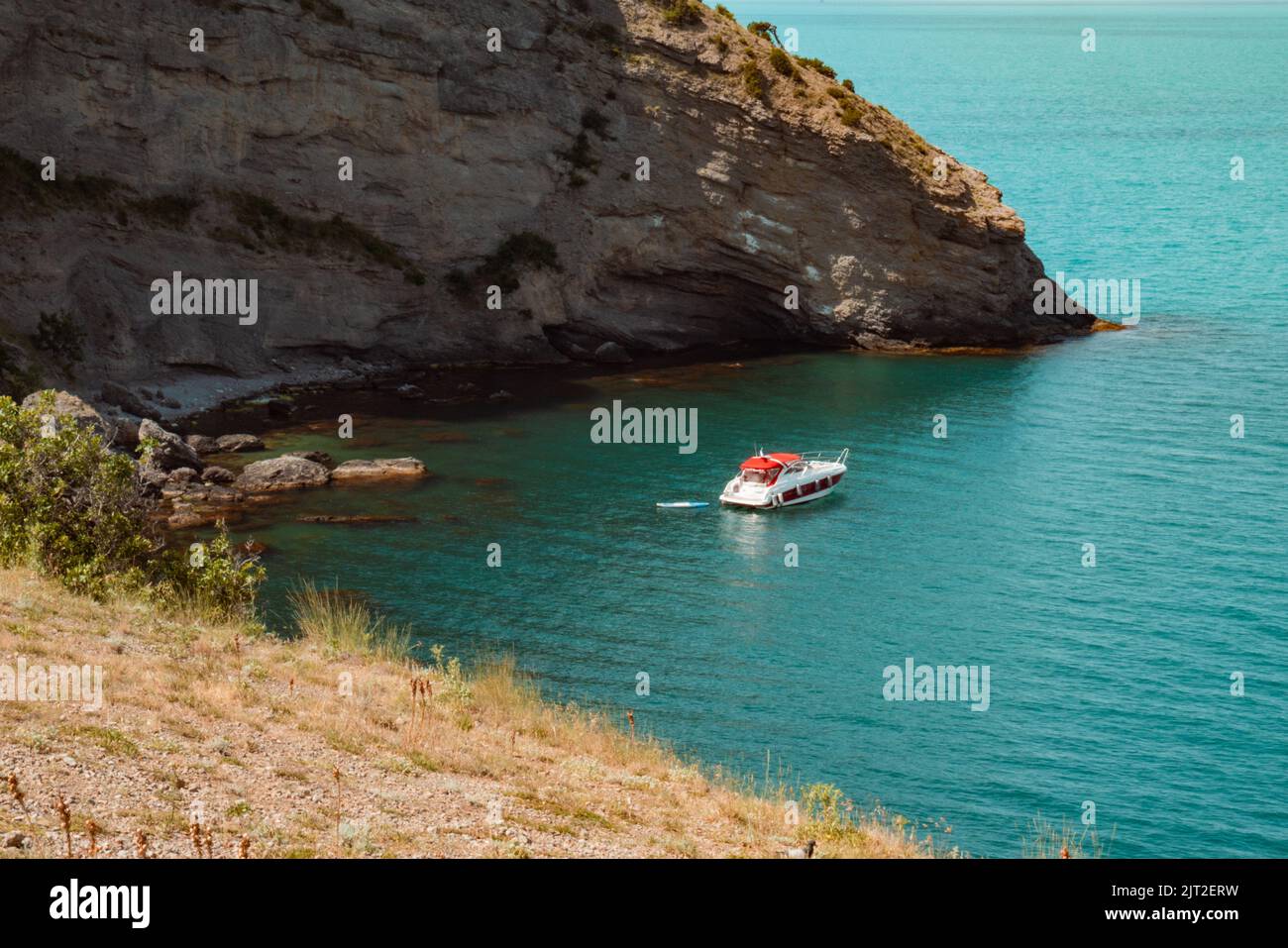 Yacht auf dem Meer, wunderschöne Bucht Stockfoto