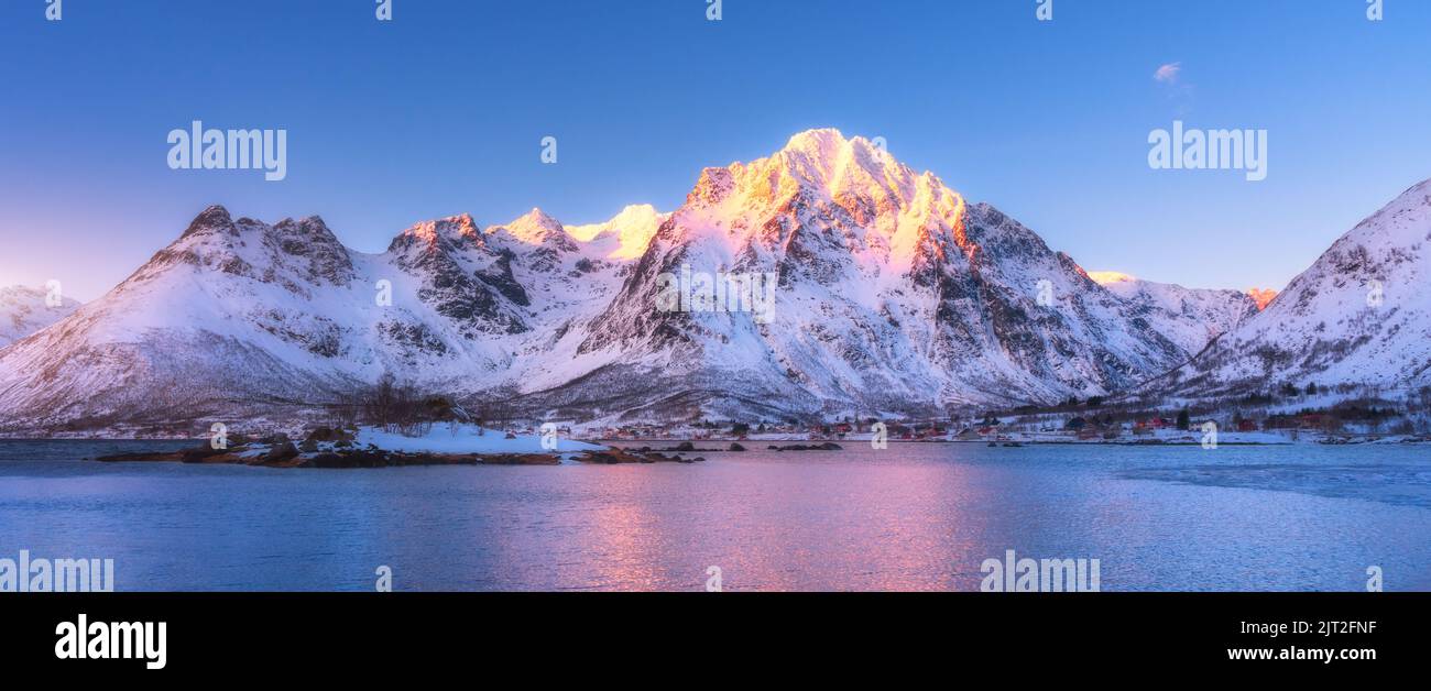 Wunderschöne schneebedeckte Berge und blauer Himmel spiegeln sich im Wasser Stockfoto