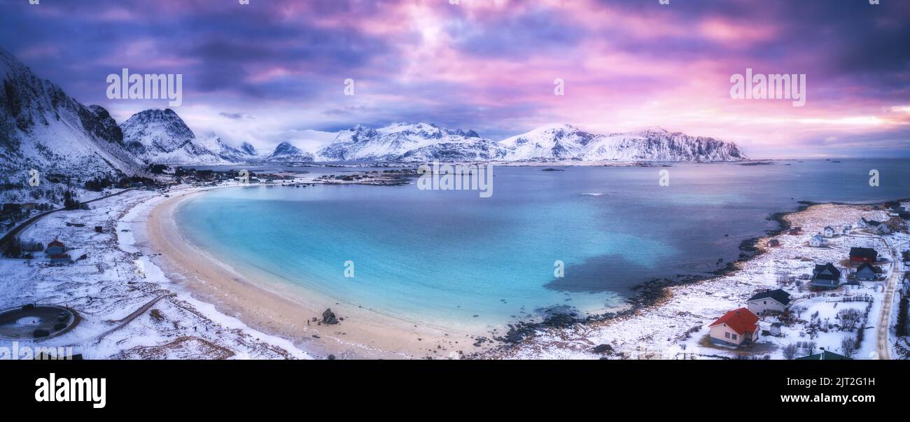 Luftaufnahme des nordischen Sandstrands, Meer im Winter bei Sonnenuntergang Stockfoto