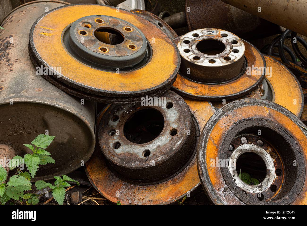 Abholung von Abgas- und Bremsteilen in einem Reifenlager in Fakenham, Norfolk, Großbritannien Stockfoto