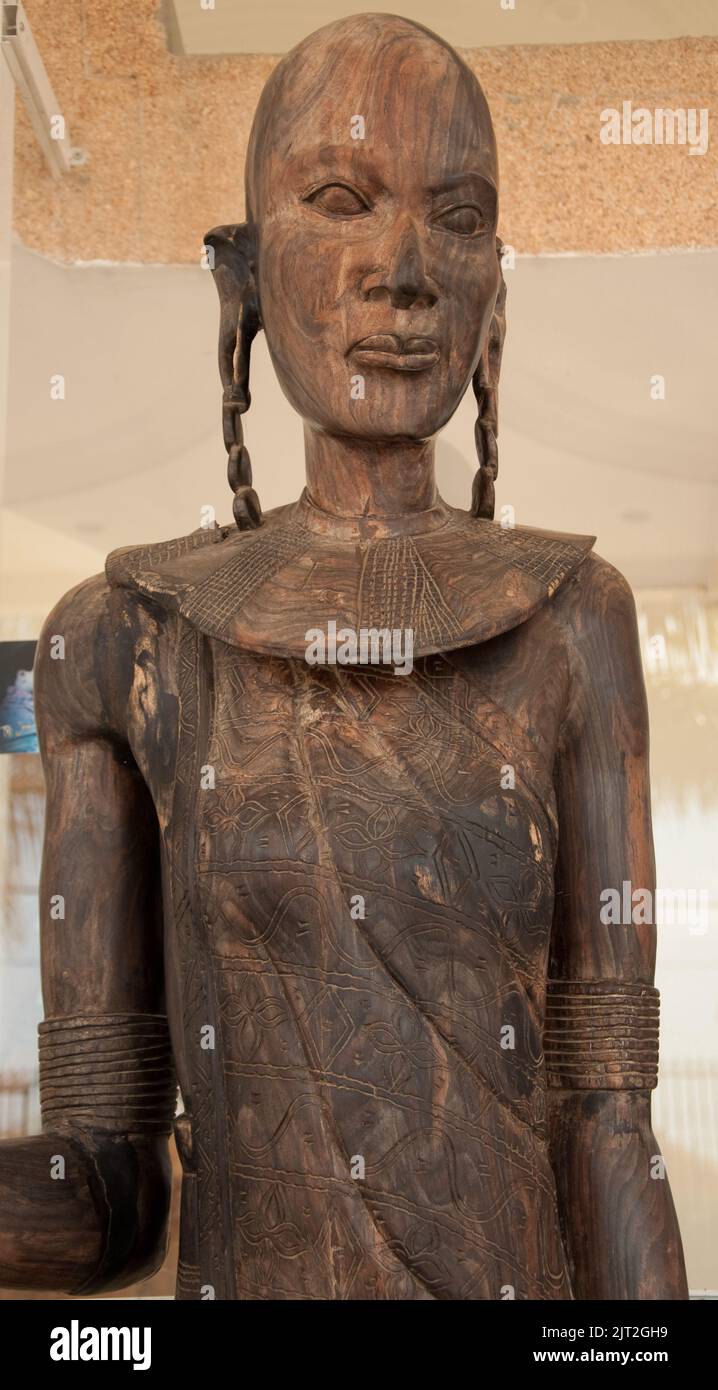 Makonde Statue of Female (Ausschnitt), dar-es-Salaam, Tansania, Afrika. Die Makonde sind ein Stamm, der an den Grenzen zwischen Tansania und Mosambik lebt. Stockfoto