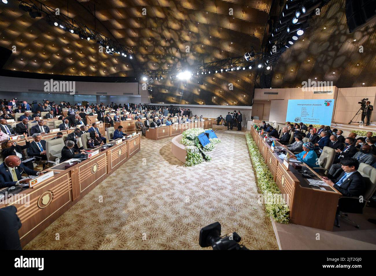 Tunis, Tunesien. 27. August 2022. Tunesien ist nun Gastgeber der Arbeit von TICAD 8, einem japanisch-afrikanischen Wirtschaftsereignis von globaler Tragweite. Mehrere Staats- und Regierungschefs sind seit Donnerstag bereits in Tunis eingetroffen, um insbesondere am Wirtschaftsforum teilzunehmen, das über die Wiederbelebung der afrikanischen Wirtschaft und ihre Widerstandsfähigkeit in der Phase nach dem Coronavirus diskutieren wird.Es sei auch darauf hingewiesen, dass tunesische Journalisten gegen die verhängten Beschränkungen protestiert haben Auf sie für die Berichterstattung in den Medien mit dem Ministerium für auswärtige Angelegenheiten. (Bild: © Chokri Mahjoub/ZUMA Press Wire) Stockfoto