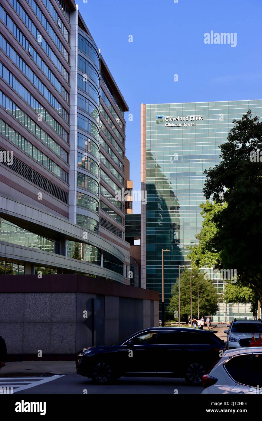 Glickman Tower und Intercontinental Hotel vom Crile-Gebäude auf dem Hauptcampus der Cleveland Clinic aus gesehen Stockfoto