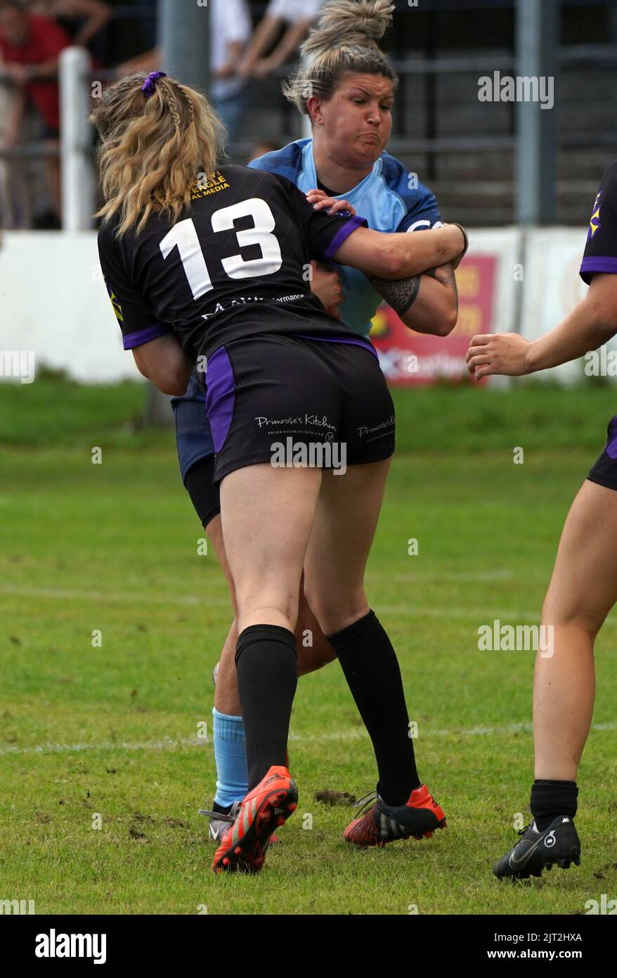 Lauren Aitken von Cardiff Demons and Wales nimmt das Tackle. 27. August 2022. Pandy Park, Crosskeys Wales. . Kredit:: Penallta Photographics/Alamy Live Stockfoto