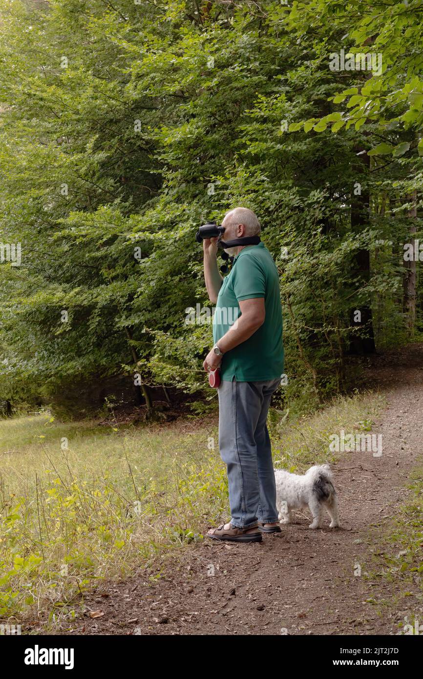 Der Mensch beobachtet die Natur in Begleitung seines Hundes Stockfoto