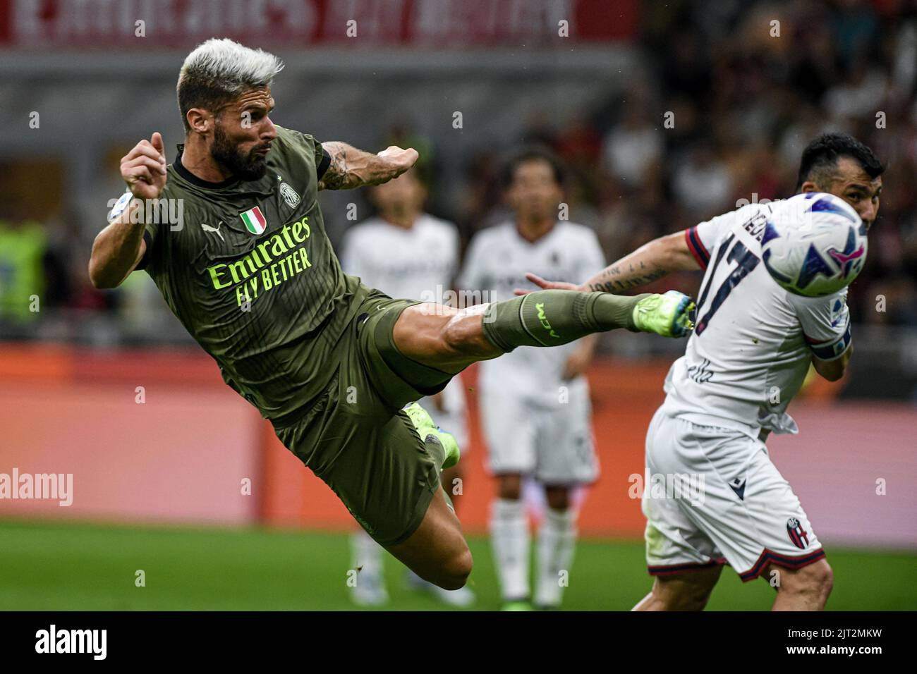 Olivier Giroud vom AC Mailand schießt am 27/08/22 beim italienischen Fußballspiel AC Mailand gegen Bologna im San Siro-Stadion in Mailand, Italien, ein Tor Stockfoto