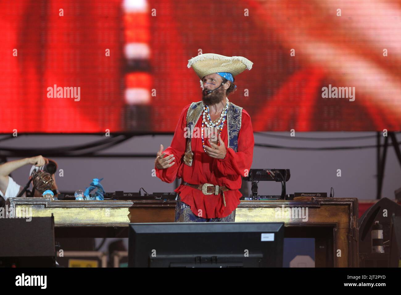 Castelvolturno, Italien. 26. August 2022. Lorenzo Cherubini alias Jovanotti singt am Strand während seiner Jova Beach Party in Castelvolturno, süditalienischer Provinz Caserta. (Foto: Salvatore Esposito/Pacific Press/Sipa USA) Quelle: SIPA USA/Alamy Live News Stockfoto