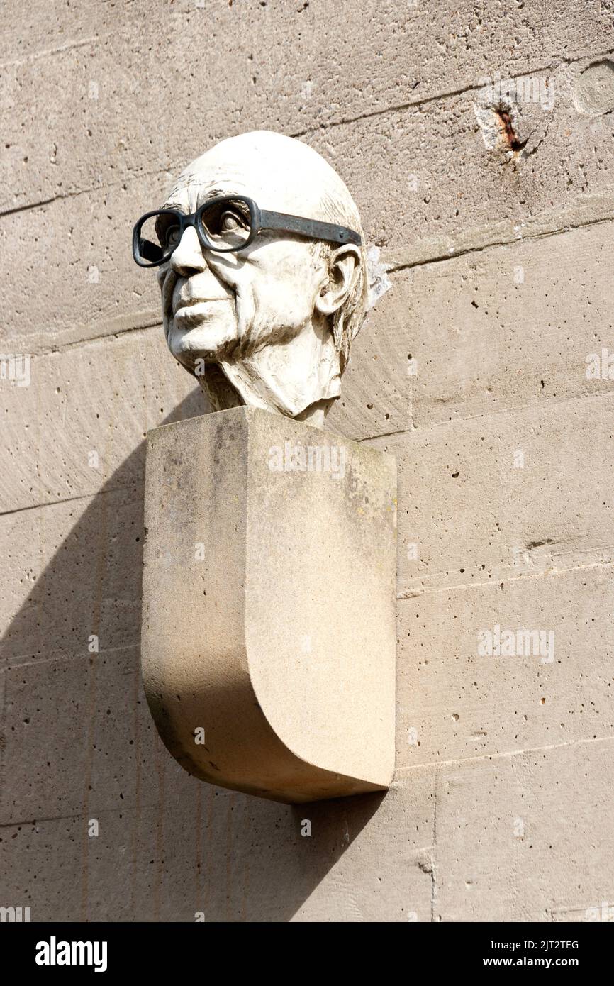 Harzbüste von Ove arup von diana brandenburger Dunelm House Grade II gelisteten brutalistischen Studenten der Betonuniversität in durham County, großbritannien Stockfoto
