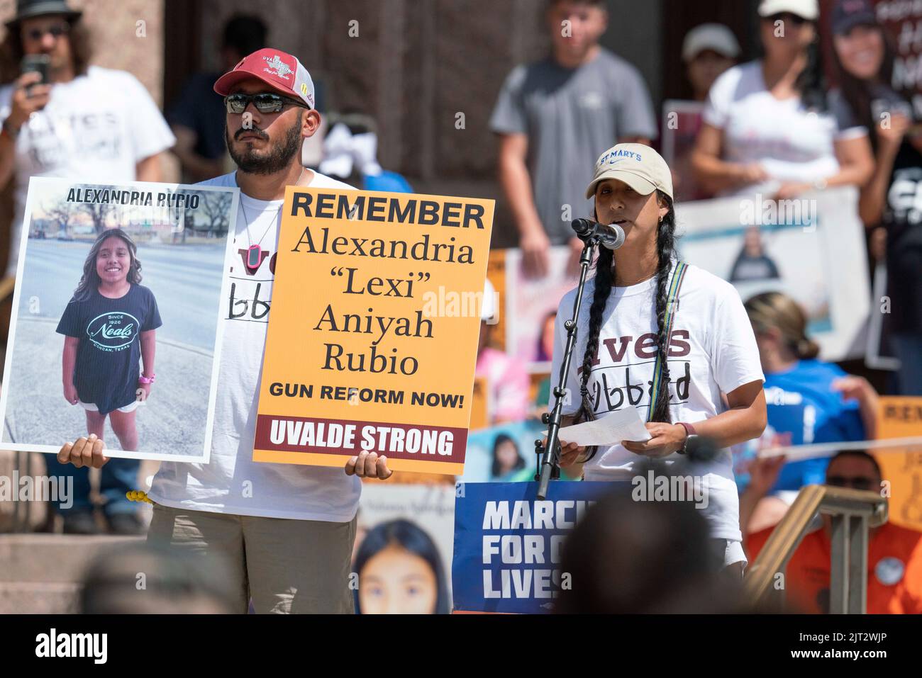 Austin, TX, USA. 27. August 2022. Familien von den Schüssen vom 24. Mai in Uvalde, Texas, und Unterstützer versammeln sich im Texas Capitol und fordern Gouverneur Greg Abbott auf, Maßnahmen gegen Waffengewalt zu ergreifen, die die texanischen Schulen erschüttert hat. Auch andere Opfer der Schießereien von Santa Fe, TX und Marjorie Stoneman Douglas nahmen Teil. (Bild: © Bob Daemmrich/ZUMA Press Wire) Stockfoto