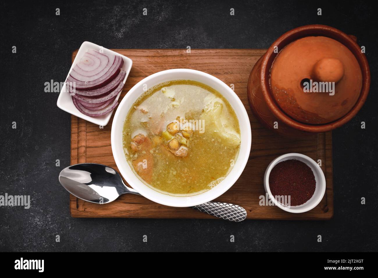 Hammelkhaschlama auf einem Holzbrett, Gewürze und Zwiebeln, Draufsicht Stockfoto