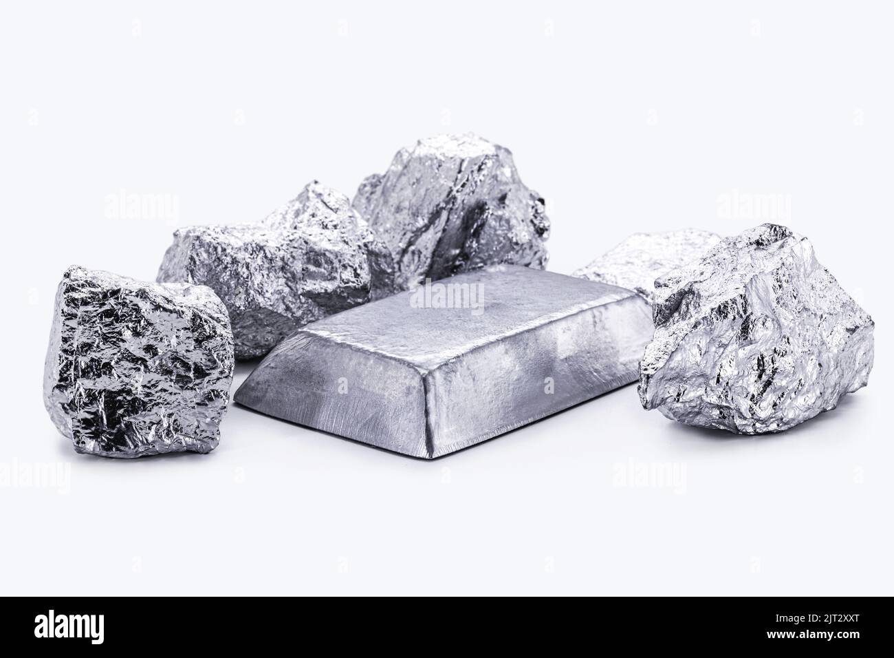 palladium-Stein und Ingot, ein Übergangsmetall, das bei der Herstellung von Luft- und Raumfahrtgeräten verwendet wird, mit isoliertem weißem Hintergrund Stockfoto