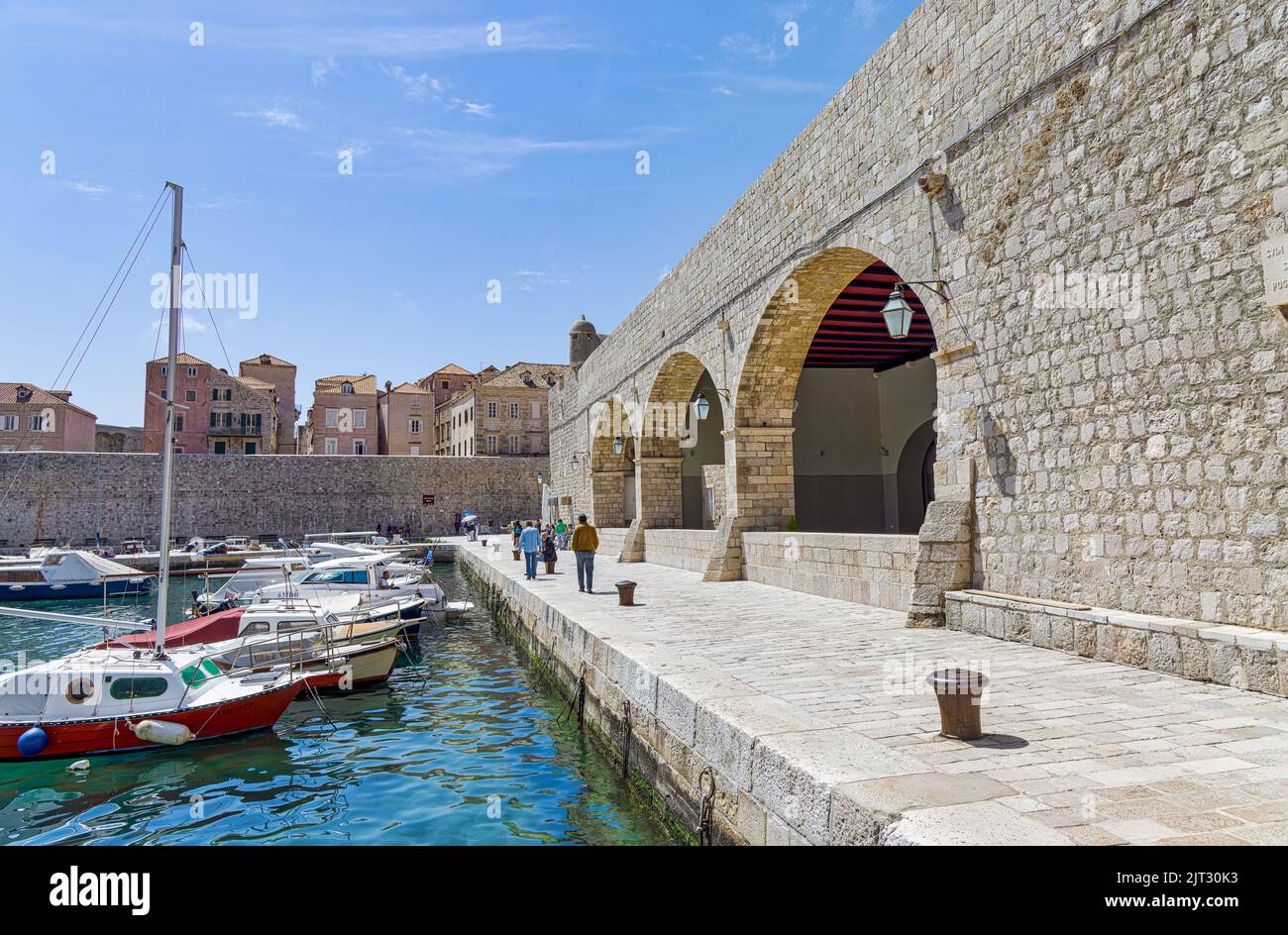 Dubrovnik Altstadt Hafenatmosphäre mit lokalen kleinen Booten vertäut Stockfoto