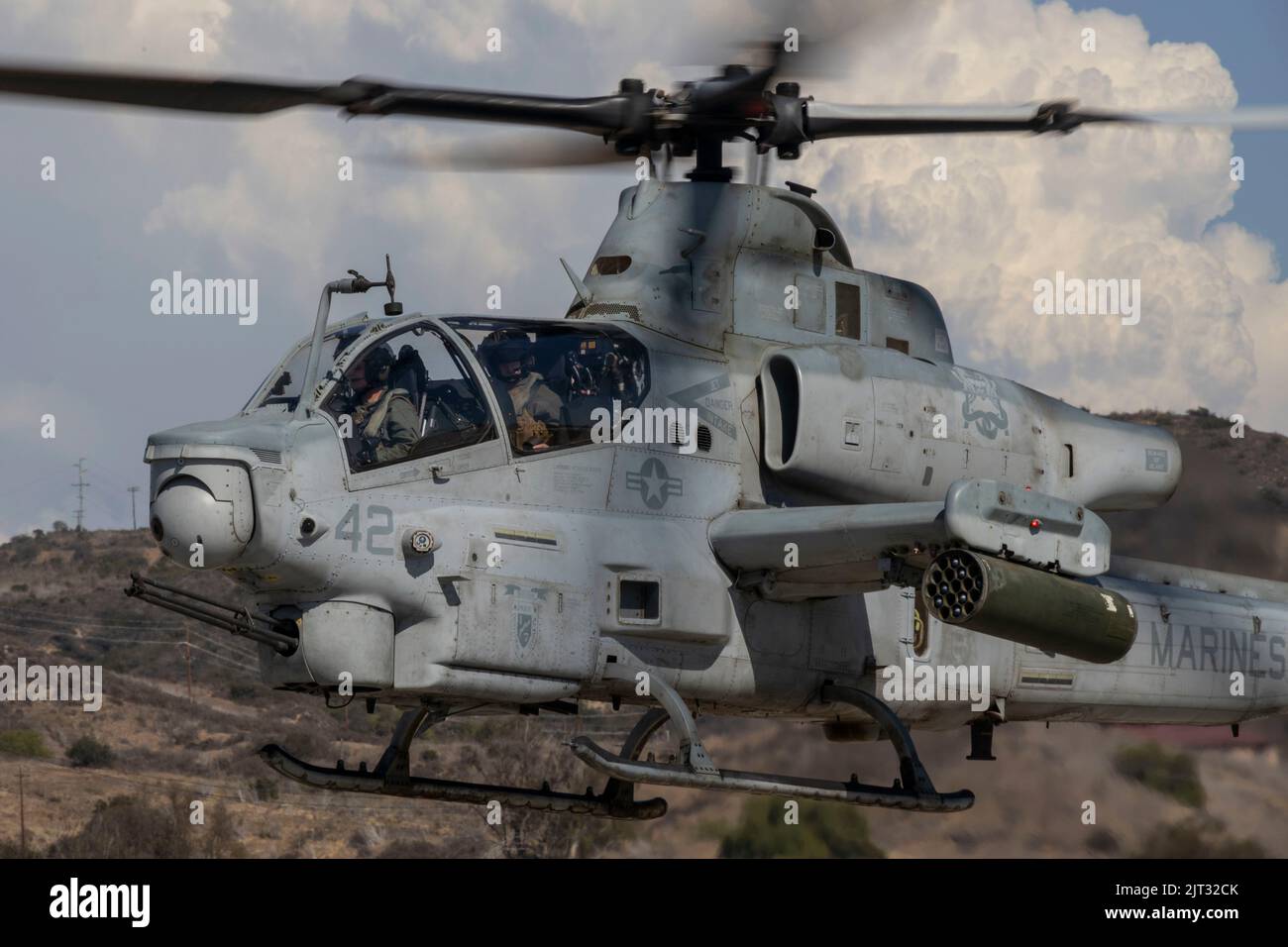 US Marine Corps Capt. Jacob Gillespie, rechts, ein AH-1Z Viper Pilot von Marine Light Attack Helicopter Squadron 369, Marine Aircraft Group 39, 3. Marine Aircraft Wing, links, Und LT. General Steven R. Rudder, Kommandant der US Marine Corps Forces, Pacific, fliegt das Flugzeug für den letzten Flug des Generals in der Marine Corps Air Station Camp Pendleton, Kalifornien, am 25. August 2022. Der Flug war für Rudder eine bedeutende Gelegenheit, der nach 38 Jahren Dienst der elitärsten Kampftruppe der Welt in den Ruhestand geht. Seit 2020 hat Rudder zwei Drittel der Einsatzkräfte des Marine Corps befehligt Stockfoto