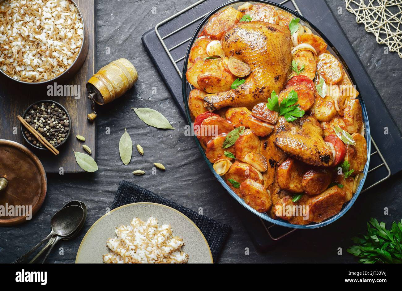 Arabische Küche; ägyptisches traditionelles Gericht „gebackene Kartoffeln mit gebratenem Huhn“ serviert mit orientalischem Reis mit Vermicelli. Draufsicht mit Kopierbereich. Stockfoto