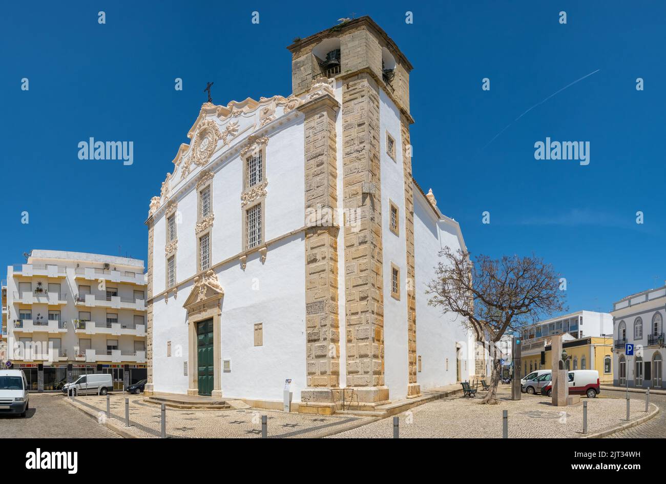 Blick auf die Hauptkirche der Stadt Olhao, Portugal. Stockfoto