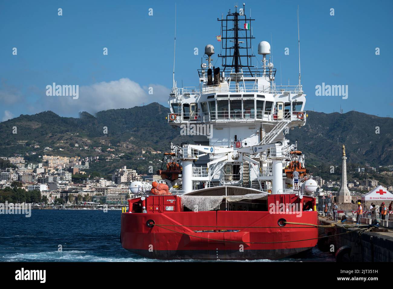 Messina, Italien. 27. August 2022. Die Rückseite des Rettungsschiffs in Molo Norimberga. Das neue Rettungsschiff der spanischen Nichtregierungsorganisation Open Arms Uno landete im sizilianischen Hafen von Messina (Italien) auf Molo Norimberga (Norimberga Dock) an Bord von 99 Migranten verschiedener Nationalitäten. Migranten wurden am 17.. August während der ersten humanitären Mission des Schiffes im zentralen Mittelmeer gerettet. (Foto von Valeria Ferraro/SOPA Images/Sipa USA) Quelle: SIPA USA/Alamy Live News Stockfoto