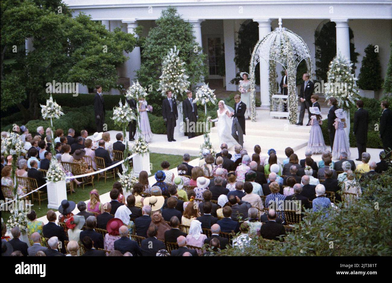 Tricia Nixon Cox und ihr Mann Ed Cox gehen bei ihrer Hochzeit im Weißen Haus im Rosengarten „den Gang entlang“. Stockfoto