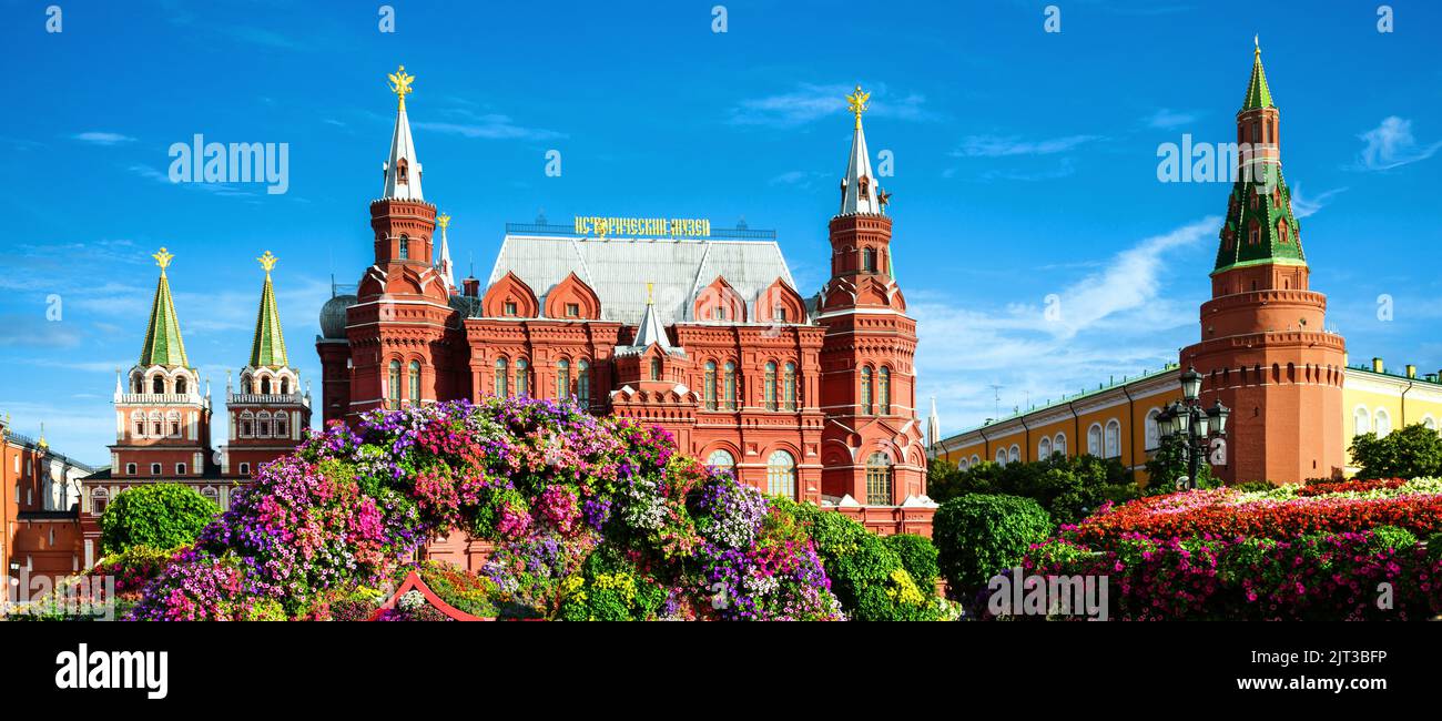Landschaftsgestaltung von Moskau, Russland. Kreml und Historisches Museum (es steht auf dem Dach) im Hintergrund, alte Wahrzeichen Moskaus. Panorama der Blume ga Stockfoto