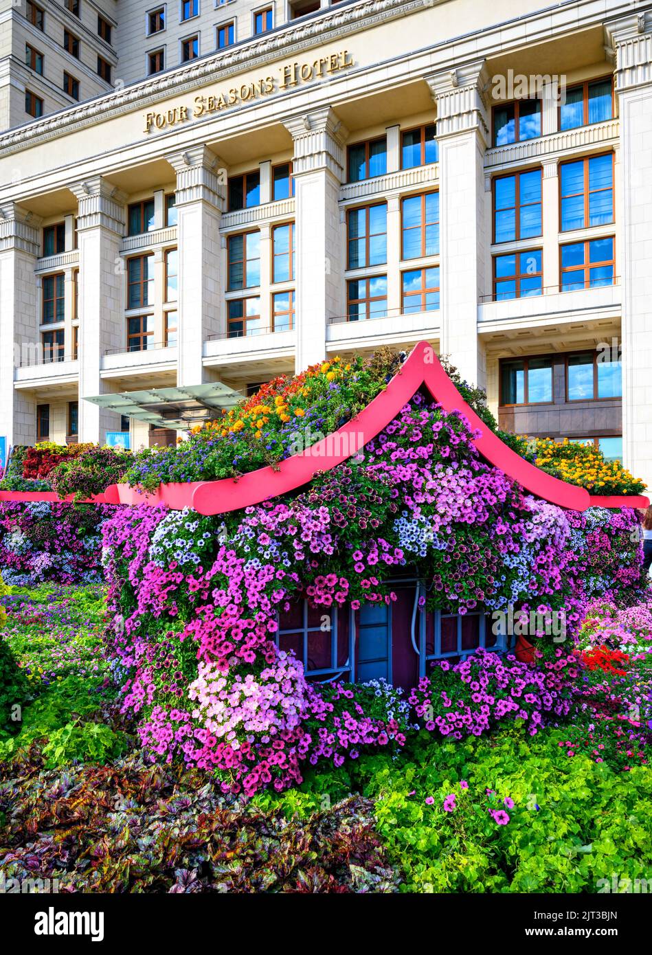 Blumen in der Nähe des Four Seasons Hotel am Manege-Platz, Moskau, Russland. Landschaft mit schönen Blumendekorationen im Stadtzentrum von Moskau in su Stockfoto