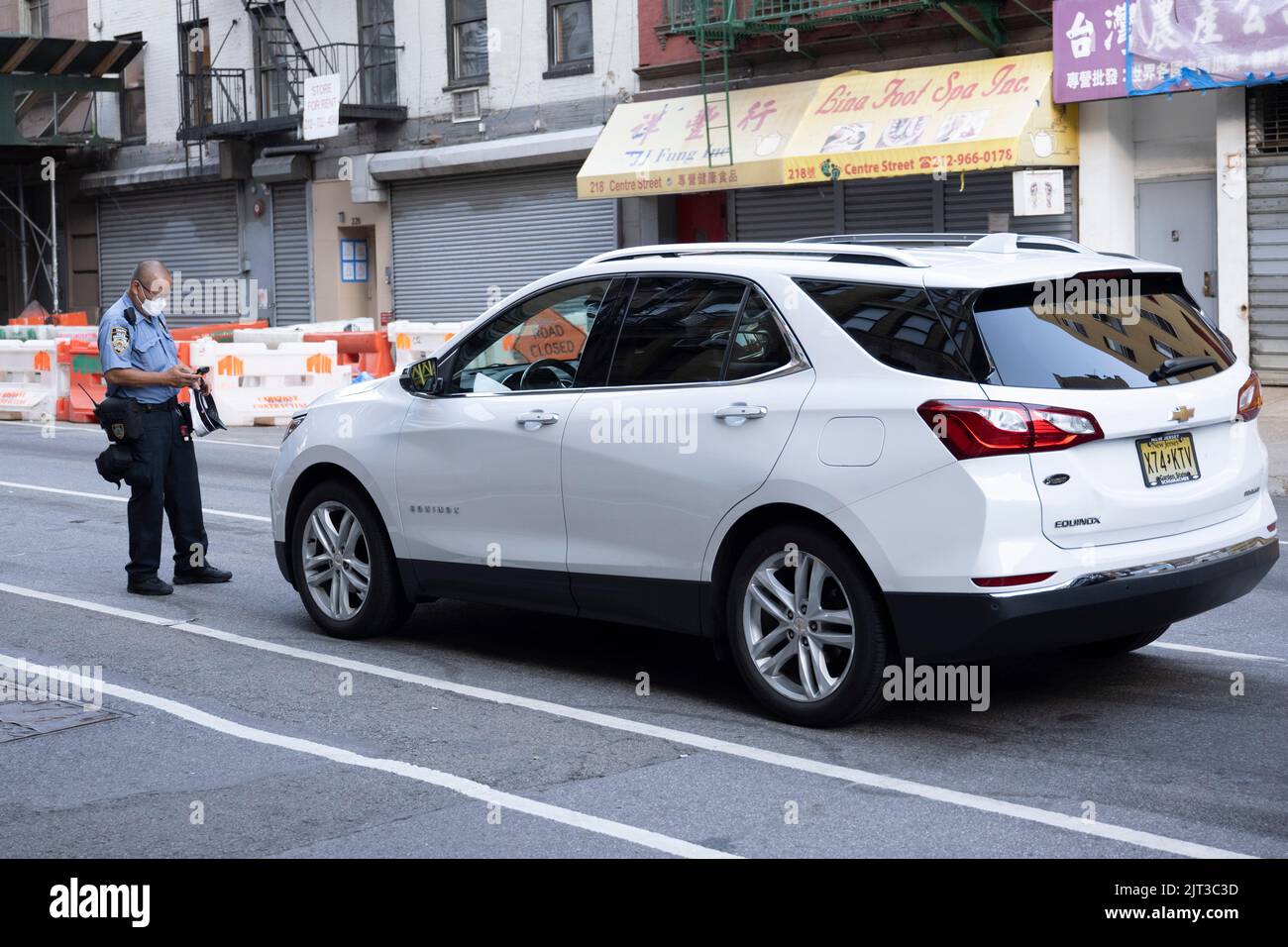 New York, New York, USA. 23. August 2022. 23. August 2022: Ein NYPD-Strafverfolgungsagent patrouilliert auf den Straßen nach illegal geparkten Autos, um Parkscheine für auszustellen. (Bild: © Taidgh Barron/ZUMA Press Wire) Stockfoto