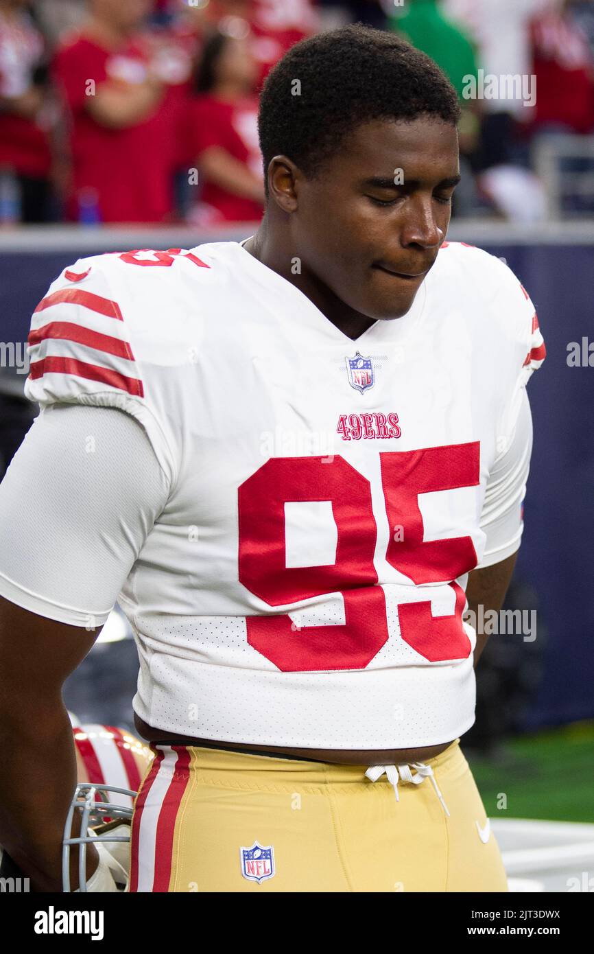 San Francisco 49ers Rookie Defensive End Drake Jackson (95) ist emotional während des Spiels der National Anthem vor dem NFL-Spiel zwischen den San Stockfoto