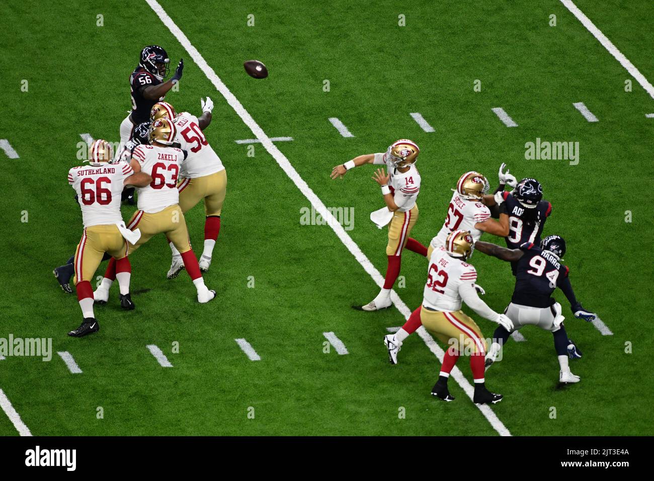 San Francisco 49ers Quarterback Brock Purdy (14) bekommt guten Schutz im dritten Viertel des NFL-Spiels zwischen dem San Francisco 49ers und dem Hou Stockfoto