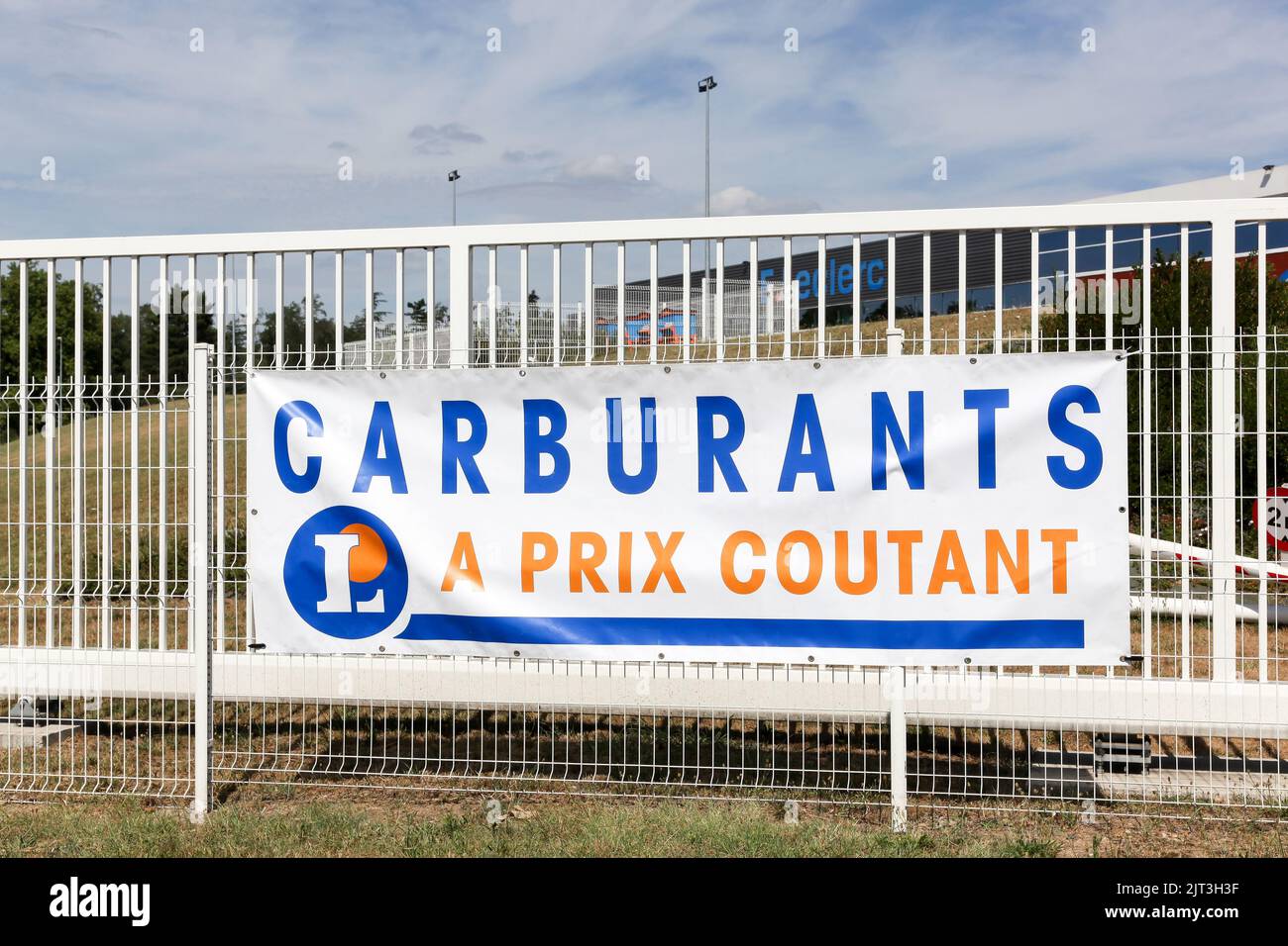 Saint Georges, Frankreich - 28. Juli 2022: Benzin und Diesel zum Selbstkostenpreis im Leclerc-Supermarkt in Frankreich, auf Französisch Carburants à prix coutant genannt Stockfoto