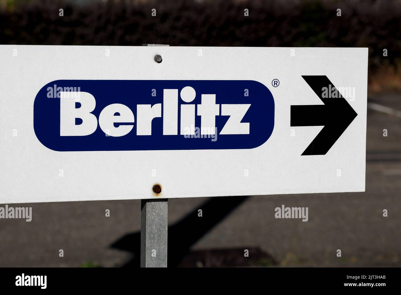 Champagner, Frankreich - 13. Juni 2021: Berlitz-Logo auf einem Wegweiser. Berlitz Corporation ist ein weltweit tätiges Unternehmen für Führungs- und Sprachschulungen Stockfoto