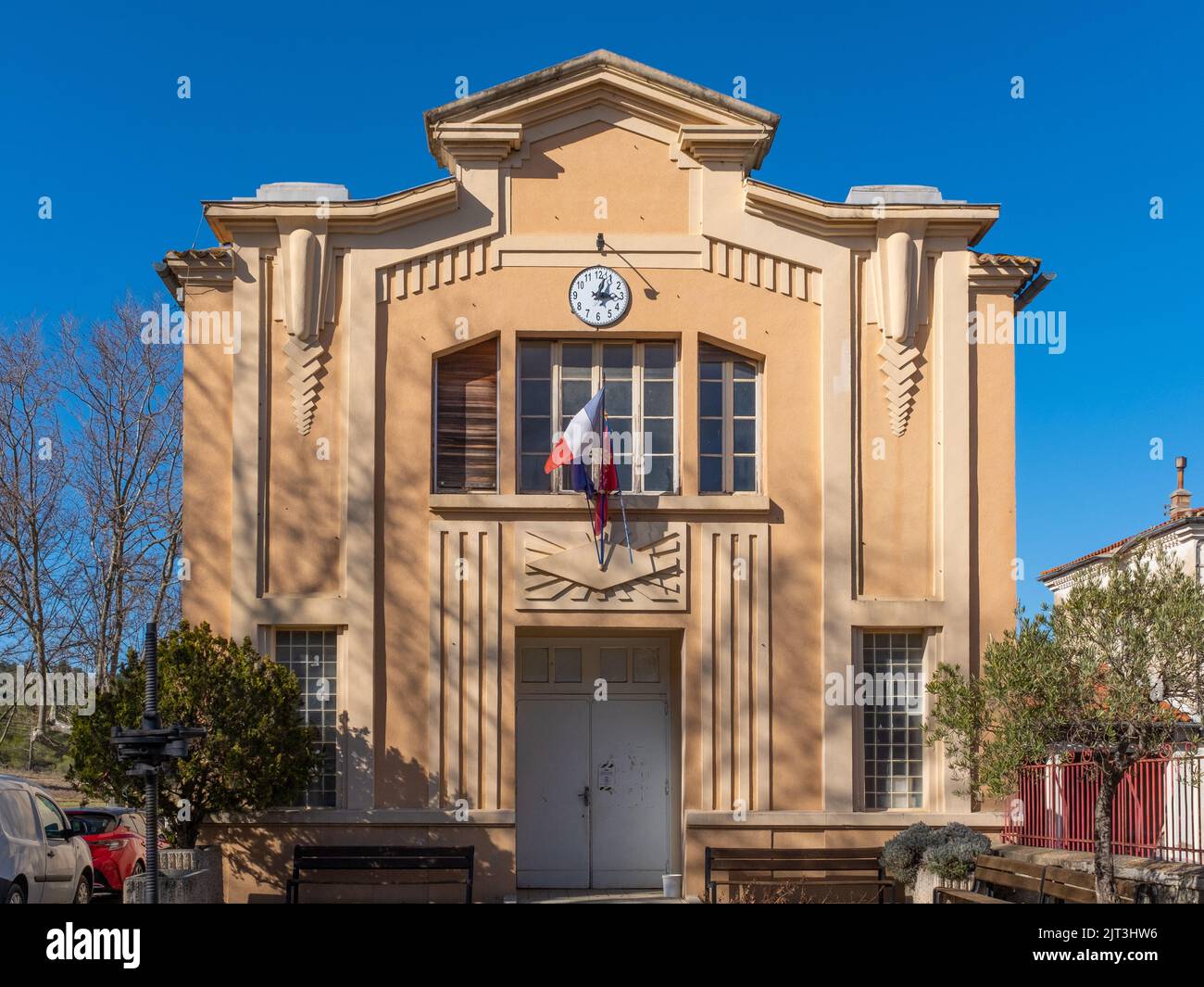 Die Art-Deco-Fassade des Rathauses eines südfranzösischen Dorfes ohne Menschen wurde an einem sonnigen Ende des Wintertages aufgenommen Stockfoto