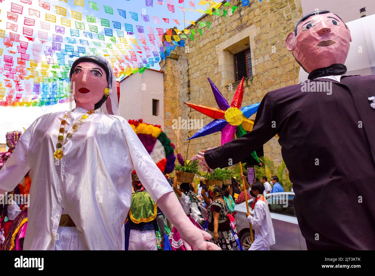 Mexikanische Hochzeitsparade namens „Calenda de Bodas“ im historischen Zentrum von Oaxaca-Stadt, Mexiko Stockfoto