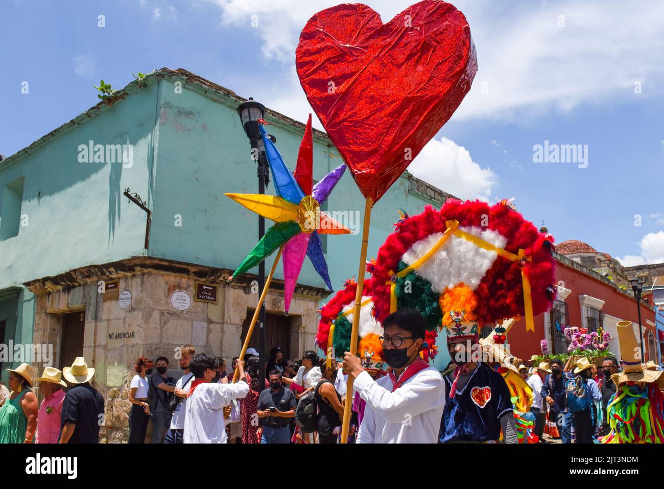 Mexikanische Hochzeitsparade namens „Calenda de Bodas“ im historischen Zentrum von Oaxaca-Stadt, Mexiko Stockfoto