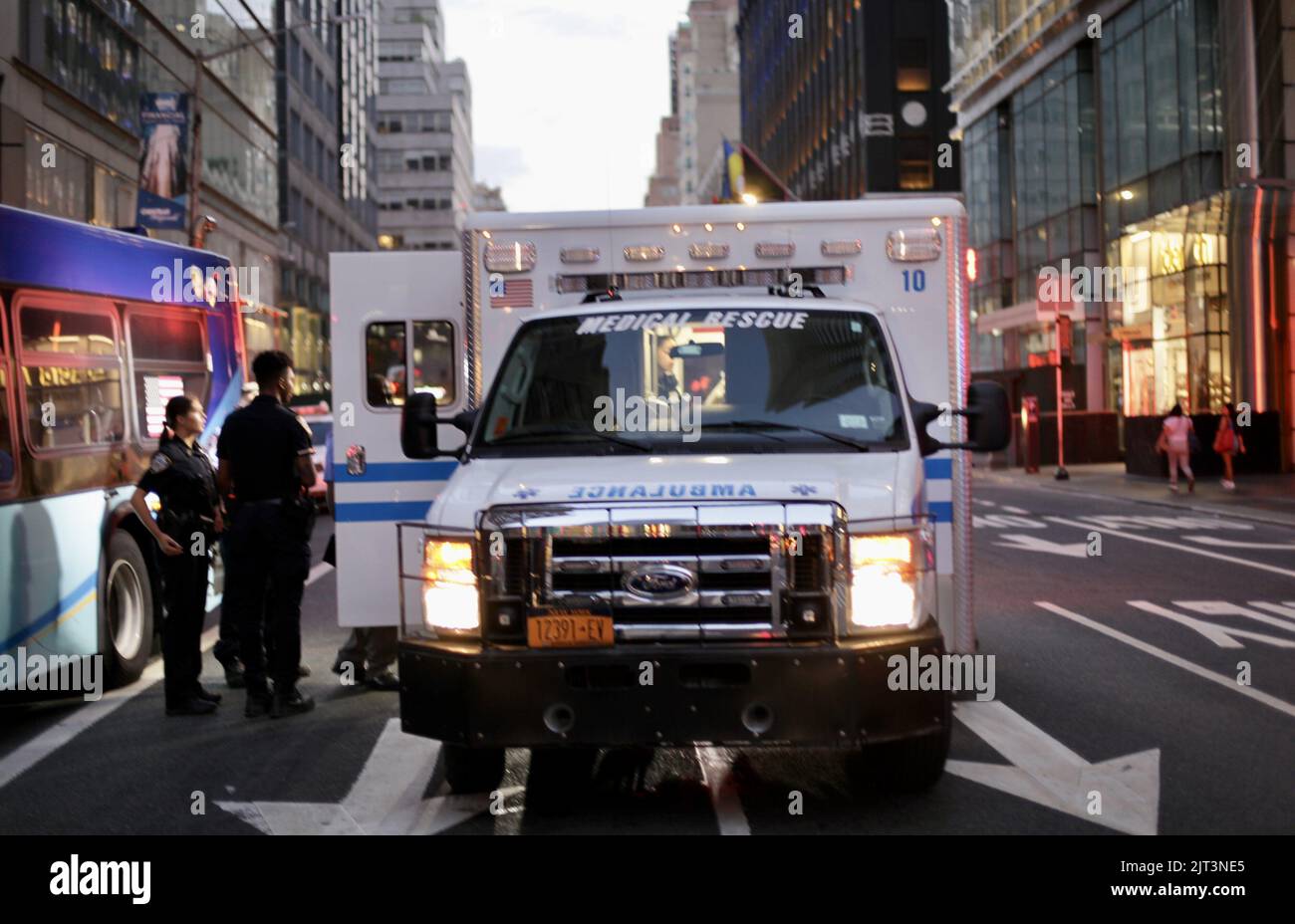 New York, USA. 27. August 2022. (NEUER) MTA Bus verwickelt in einen Unfall, bei dem nur eine Frau in Manhattan verletzt wurde. 27. August 2022, New York, USA: Ein MTA-Bus war an einem Unfall beteiligt, bei dem der Straßenposten und die Semaphore an der Ecke der Lexington Avenue mit der Straße 58 in Manhattan zerstört wurden, wobei nur eine weiße Frau von 70s verletzt wurde und sie sofort in ein nahegelegenes Krankenhaus gebracht wurde. FDNY, New York City Feuerwehrleute kamen zu Hilfe und auch Ersthelfer. 58 und 59 Straßen wurden gesperrt, was zu einem starken Stau führte. NYPD-Beamte fuhren am Tatort fort, die Ursache zu untersuchen. (Credit Im Stockfoto