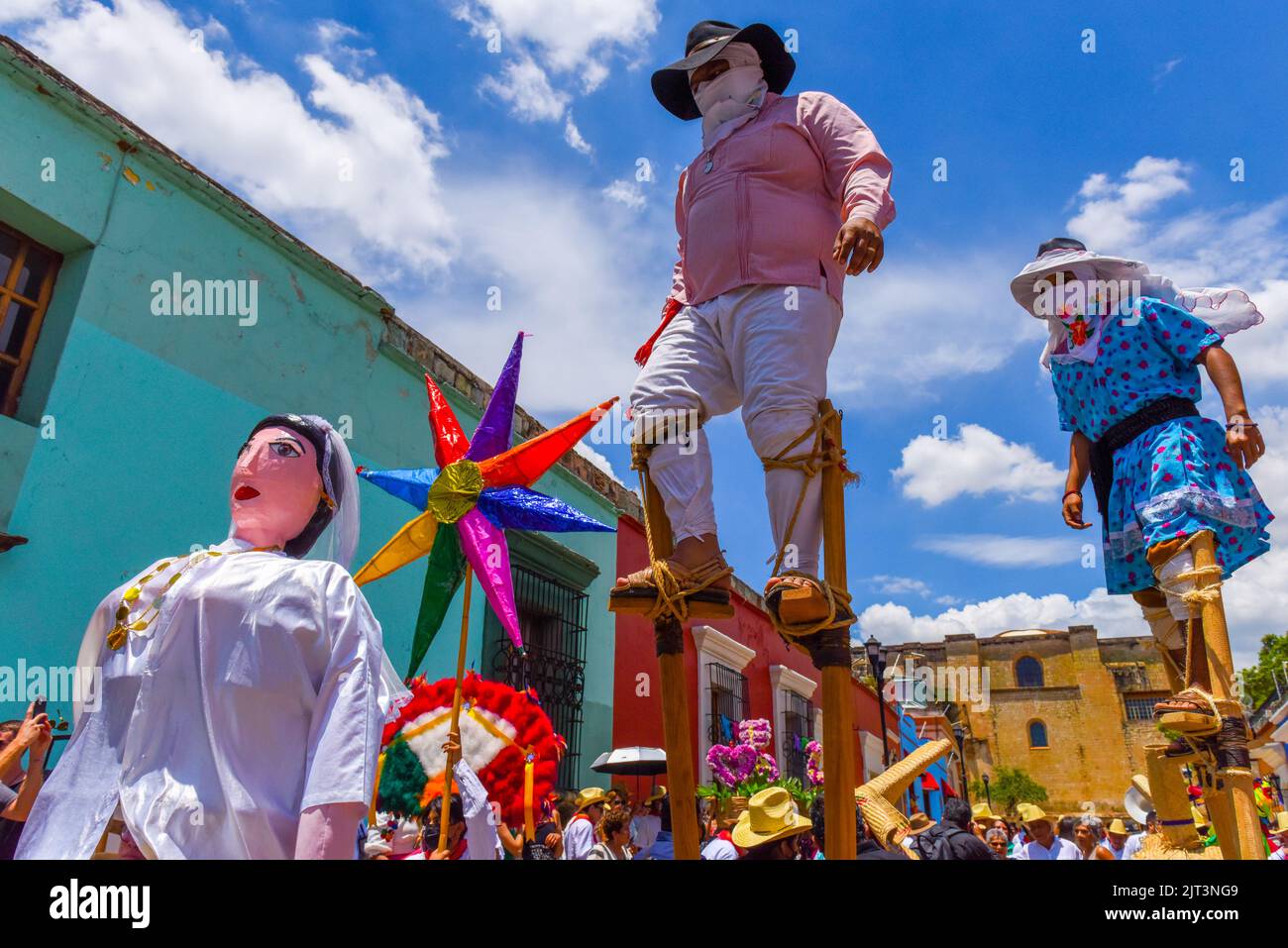 Mexikanische Hochzeitsparade namens „Calenda de Bodas“ im historischen Zentrum von Oaxaca-Stadt, Mexiko Stockfoto