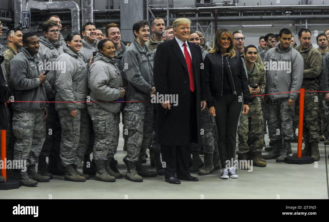 Trump posiert mit US-Soldaten auf dem Flugplatz Ramstein, Deutschland, 27. Dezember 2018. Stockfoto