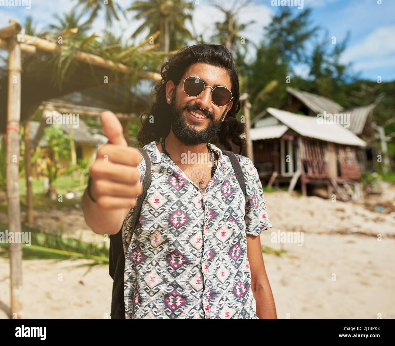 Ich habe das Sommergefühl. Porträt eines glücklichen jungen Reisenden, der die Sehenswürdigkeiten eines Inselurlaubs mitnimmt. Stockfoto