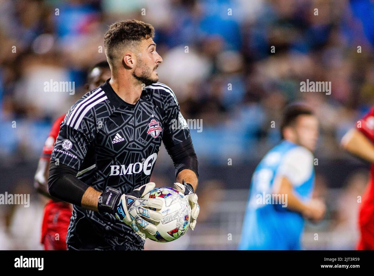 27. August 2022: Torhüter des FC Toronto Alex Bono (25) hält den Ball in der ersten Halbzeit gegen den FC Charlotte im Major League Soccer-Spiel im Bank of America Stadium in Charlotte, NC. (Scott KinserCal Sport Media) Stockfoto