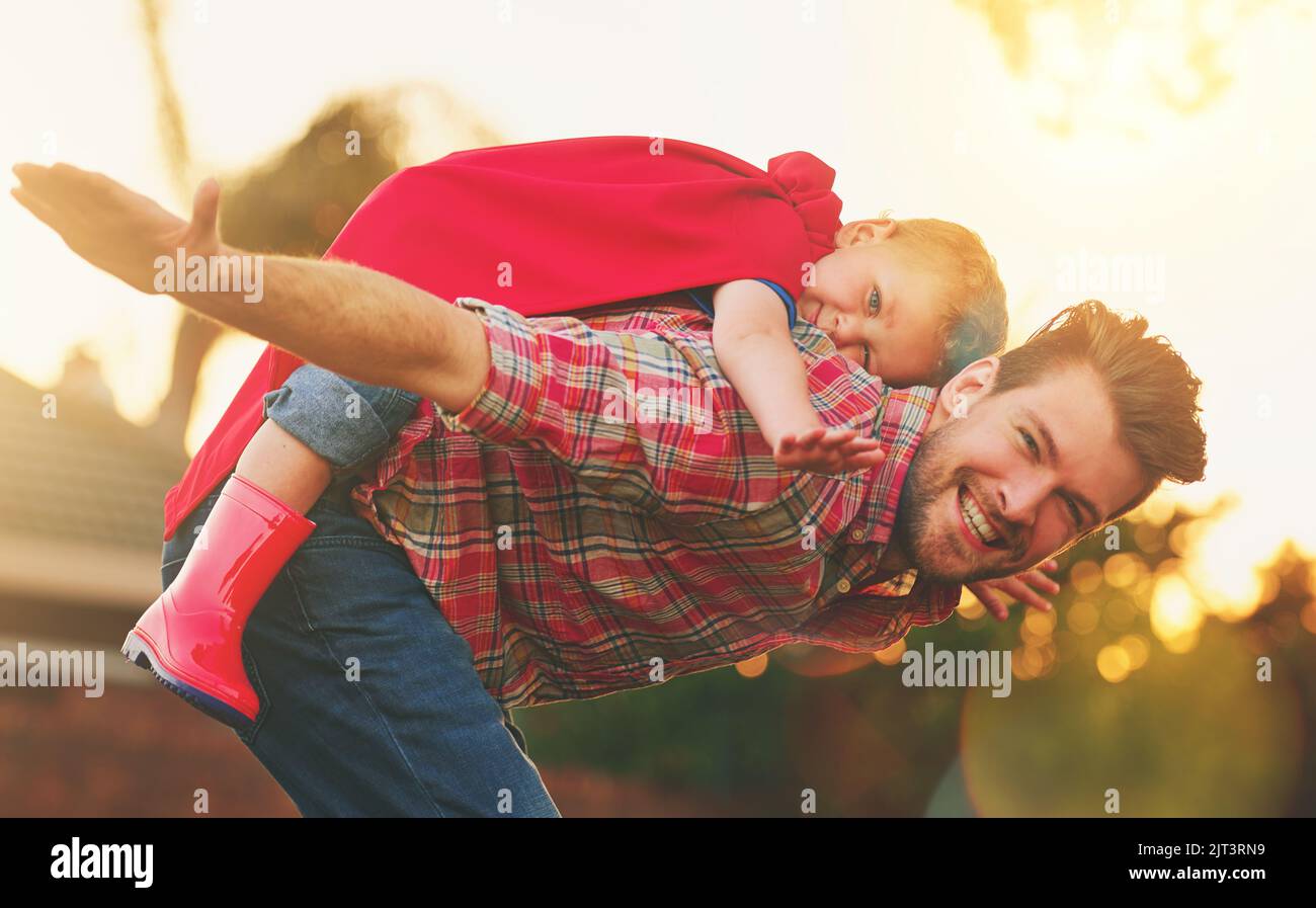 Dadmy ist mein Lieblings-Superheld. Das Porträt eines niedlichen kleinen Jungen und seines Vaters, der spielt, lässt es draußen glauben. Stockfoto