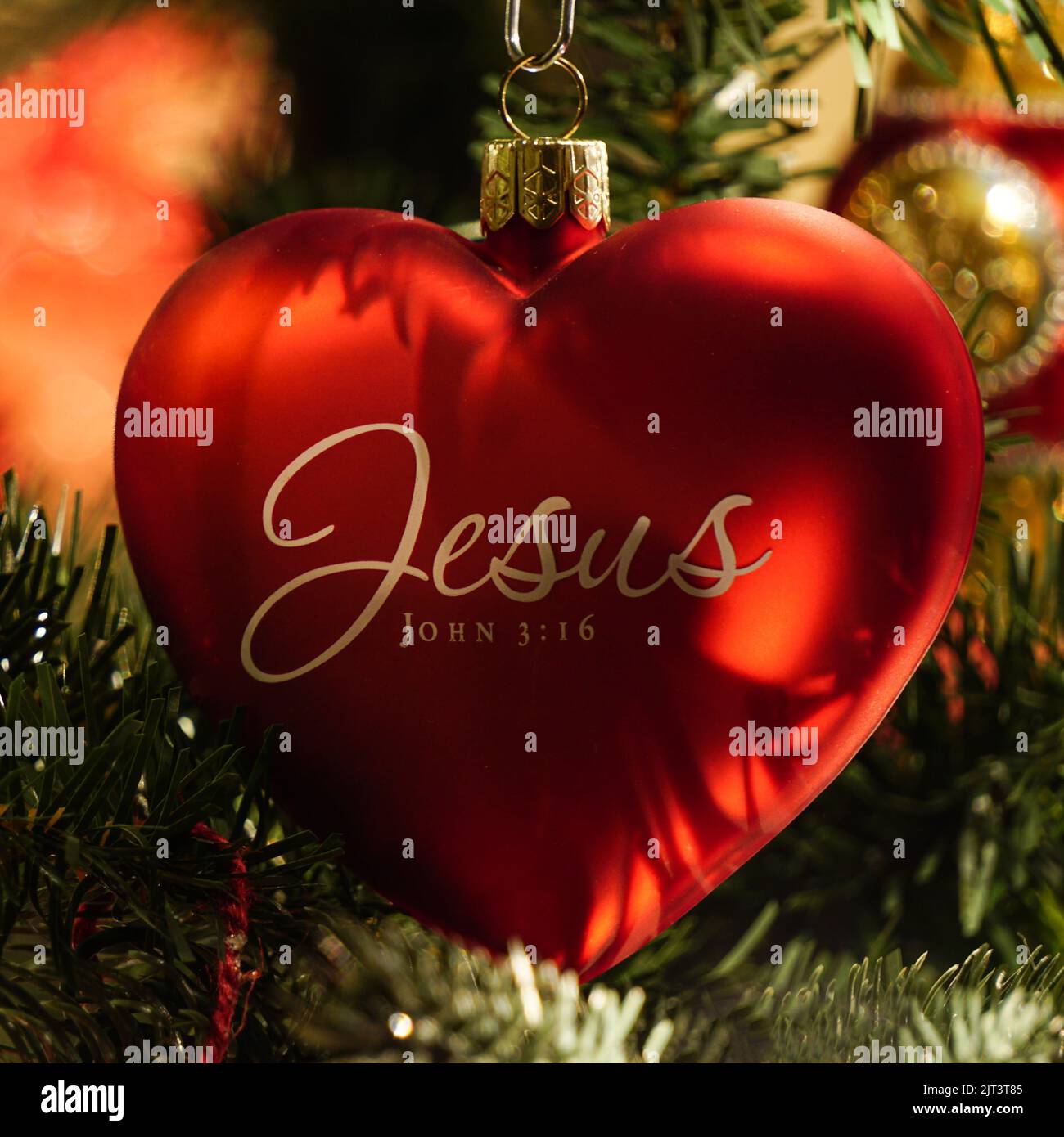 Rotes Herz geformt Jesus Weihnachtsschmuck auf Baum Stockfoto