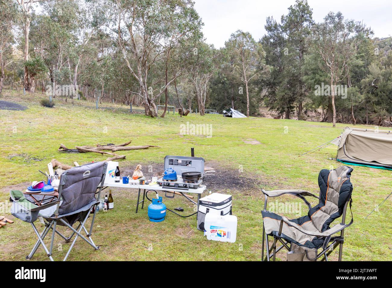 Australischer Campingplatz mit Stühlen, Zelten und Kochausrüstung, Abercrombie River National Park, NSW, Australien Winter 2022 Stockfoto