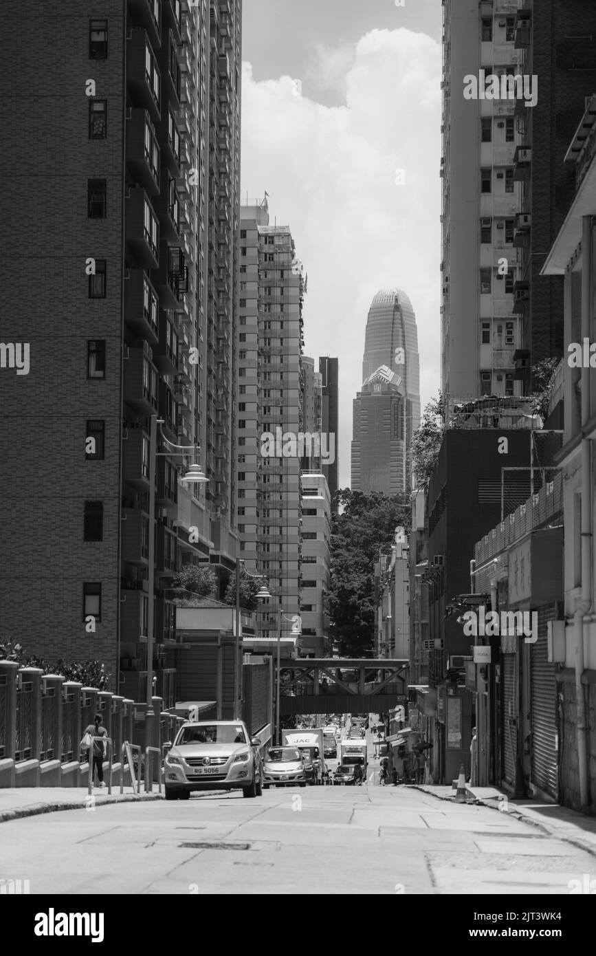 Blick auf IFC von der Sai Ying Pun oberen Seite, Second Street. (Juli 2022) Stockfoto