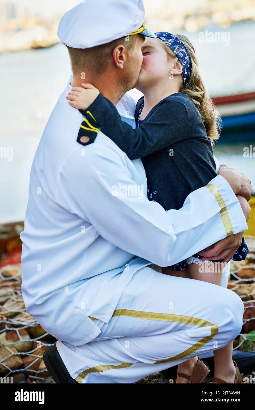 Papa ist mein Prinz charmant. Ein Vater in einer Marine Uniform Bindung mit seinem kleinen Mädchen auf dem Dock. Stockfoto