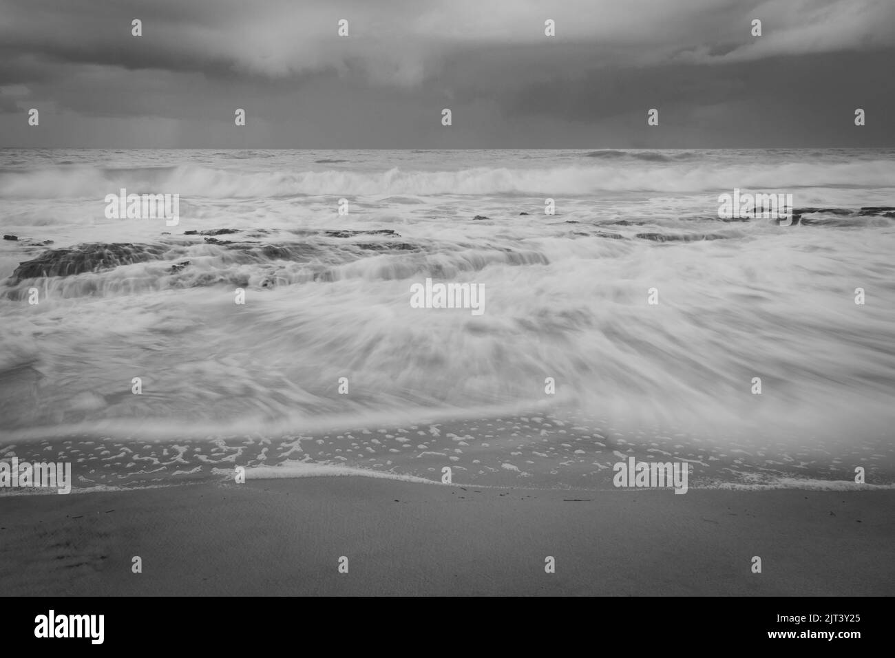 Fotografieren während des Tages mit Langzeitbelichtung. Seascape und Wellen bewegen sich. Stockfoto