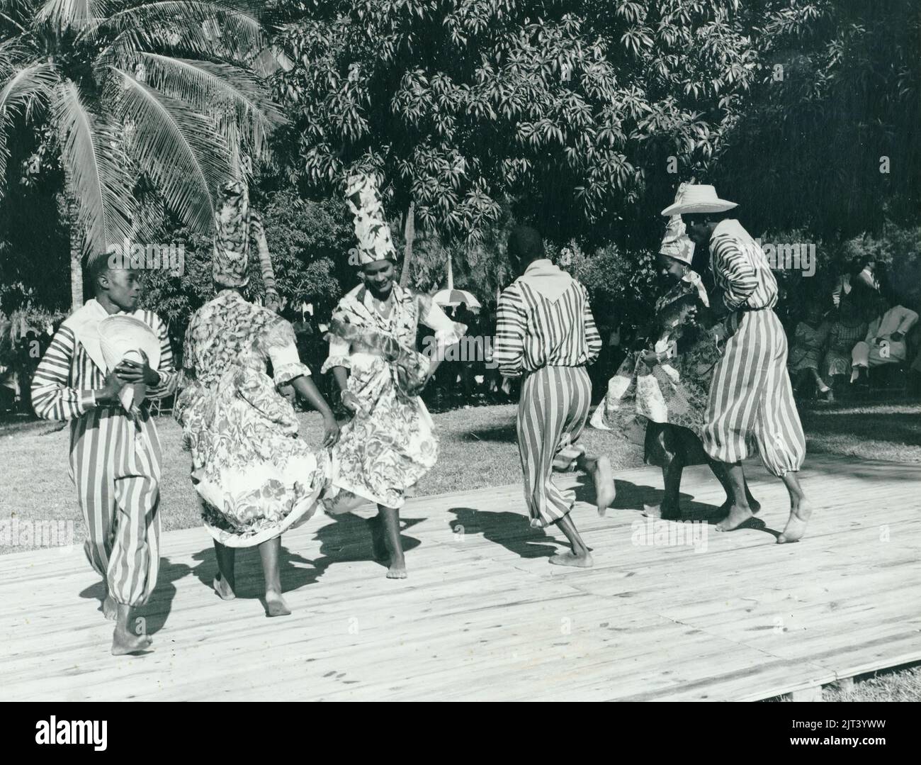 Eine Gruppe von männlichen und weiblichen haitianischen Tänzern in bunten Kostümen, die einen Tanz im Freien, Haiti, durchführen Stockfoto