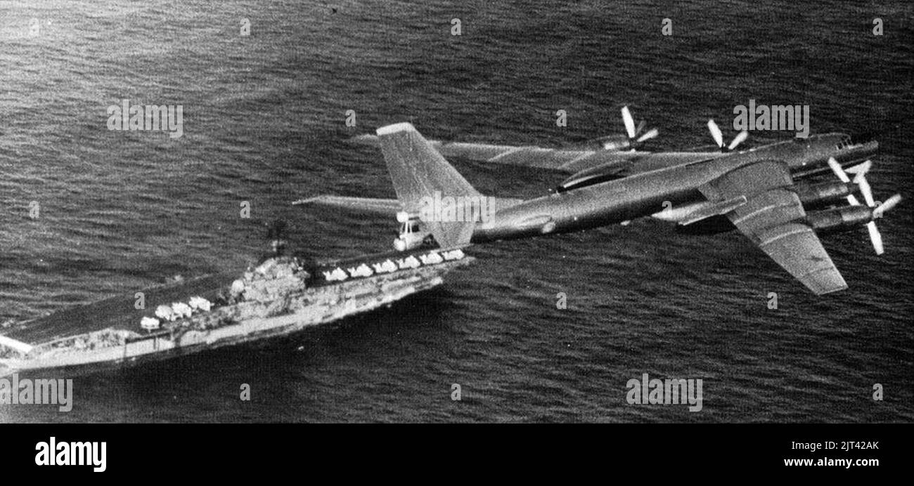 Tupolev TU-95 fliegt über die USS Intrepid (CVS-11) 1971. Stockfoto