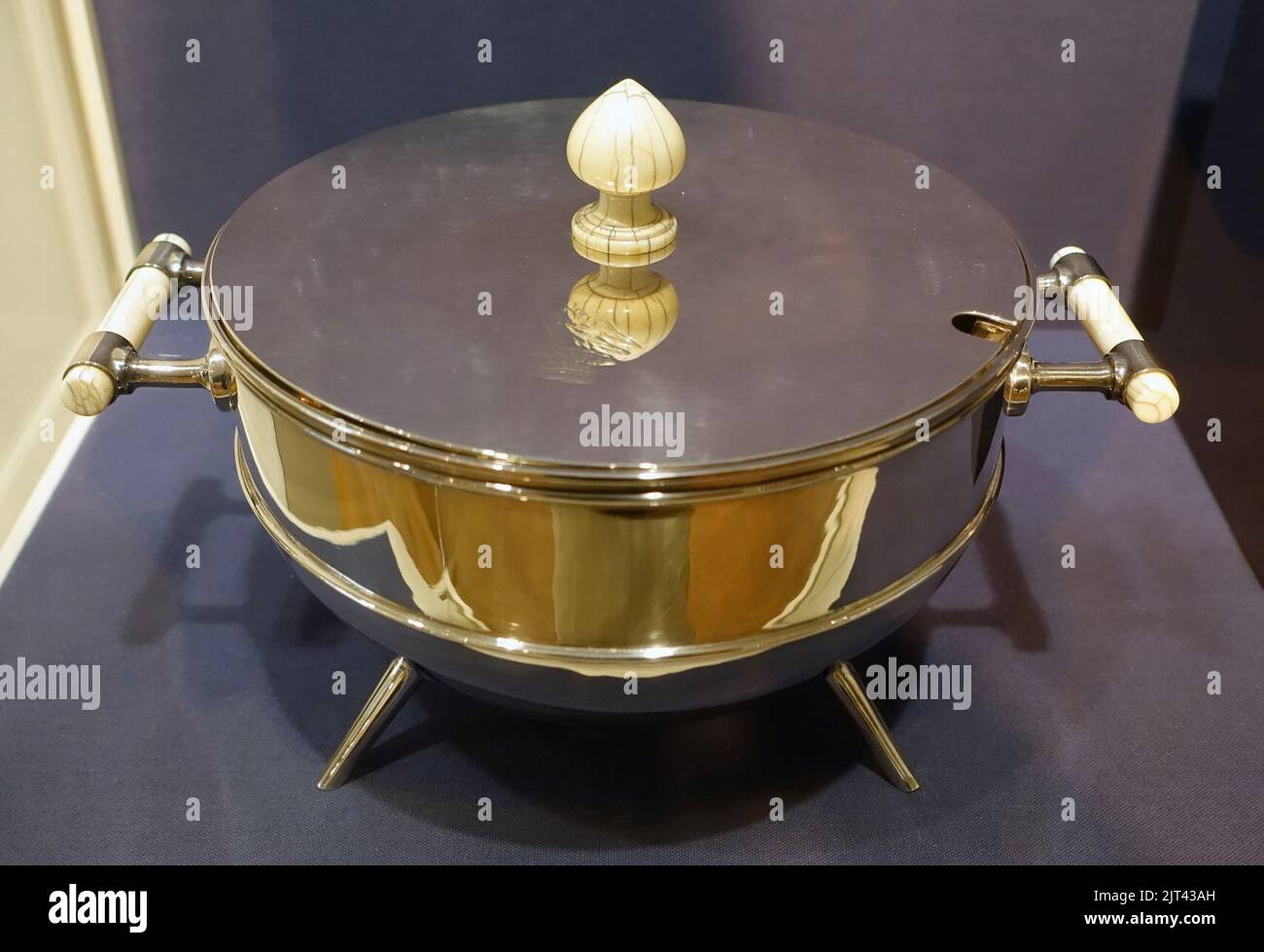 Tureen, Christopher Dresser Designer, Hukin & Heath, London, England, Silberplatte, Elfenbein Stockfoto